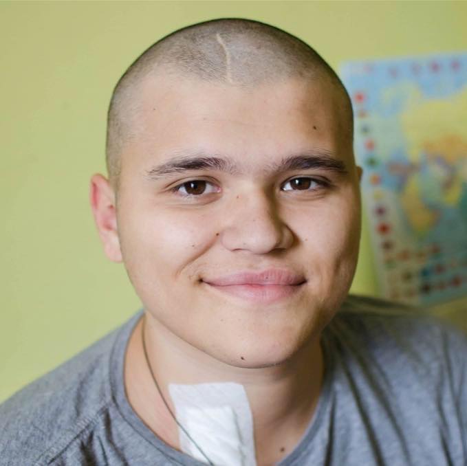 Человеческая жизнь вместо цветов: школьники помогли мальчику со страшным диагнозом