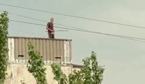 В Запорожье заметили странного парня с удочкой на… крыше многоэтажки (ВИДЕО)