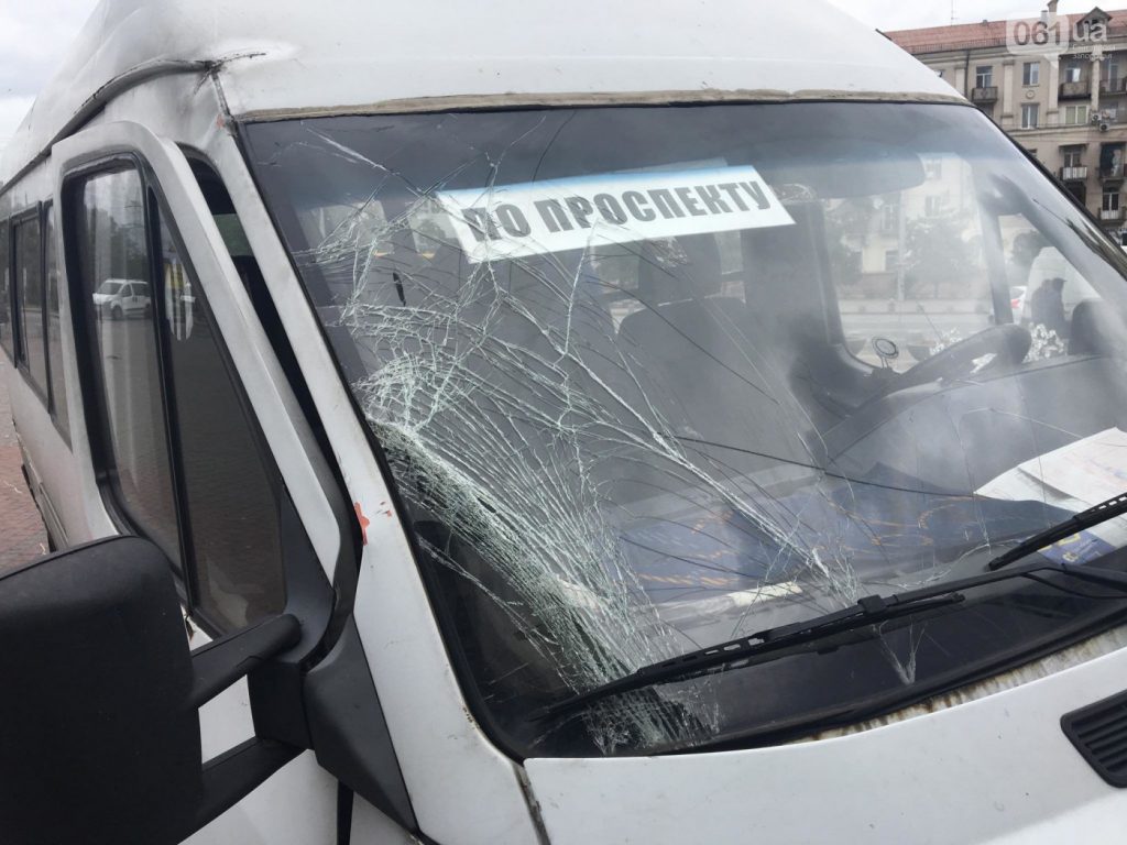 В центре Запорожья маршрутку с пассажирами отбросило на тротуар: есть пострадавшие (ВИДЕО)