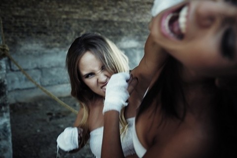 В Запорожье четыре девушки яростно избивали друг друга (ВИДЕО)