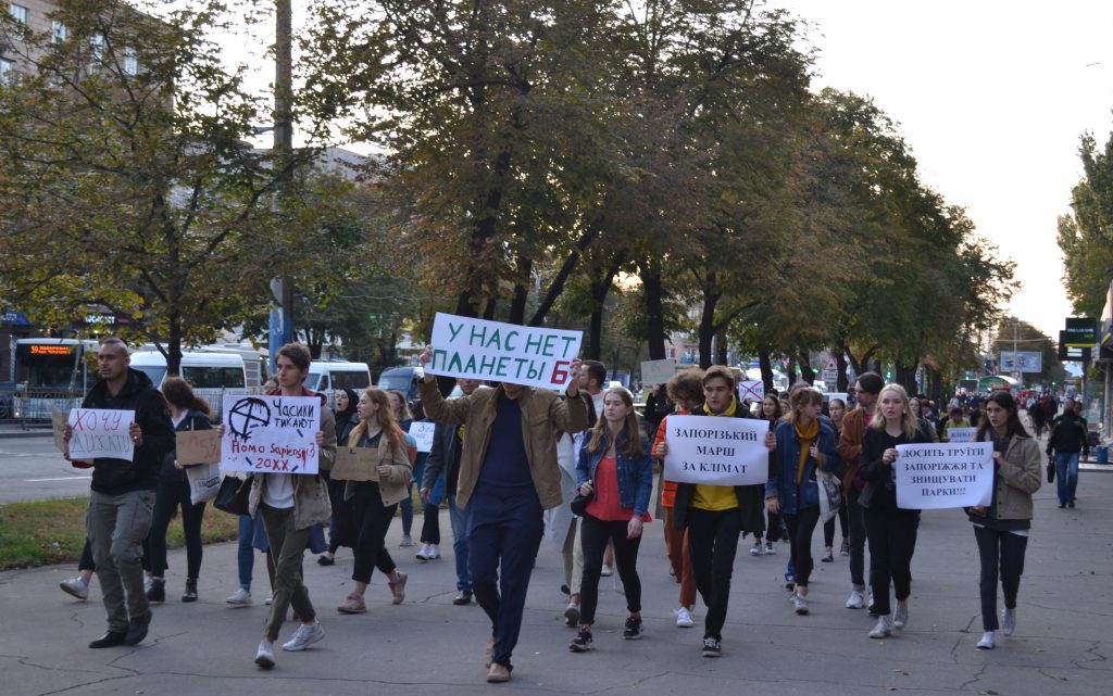 «Стоп экоцид»: запорожцы присоединились к международной акции за климат (ФОТОРЕПОРТАЖ)