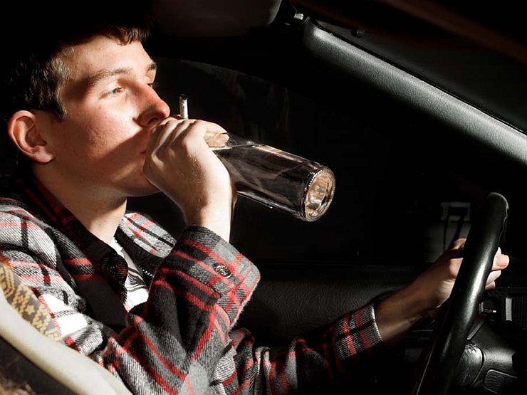 В Запорожской области таксист пил водку за рулем, его прервали прохожие (ВИДЕО)