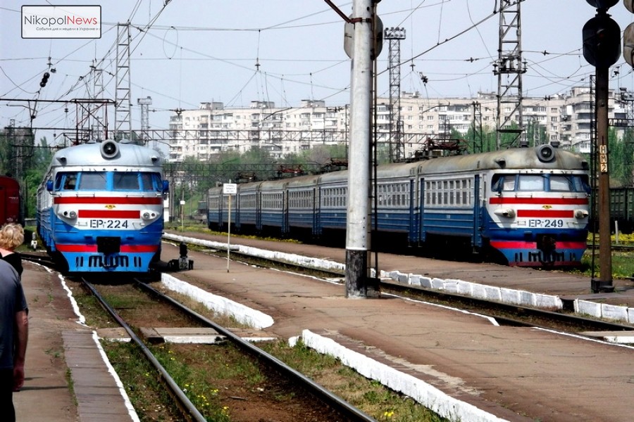 Проще, чем исправить: в запорожской электричке заварили дверь (ФОТО)