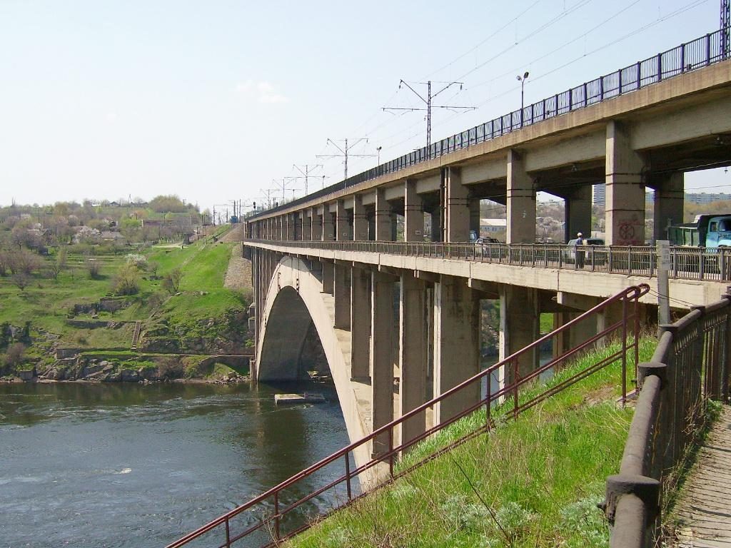 В Запорожье организаторы полумарафона перекрыли  мосты через Днепр на час раньше, — соцсети
