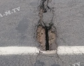 В Запорожской области на автомобильном мосту образовались сквозные отверстия (ФОТО)