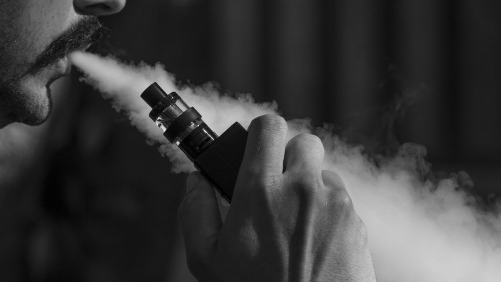 Из-за курения вейпа погибло 19 человек: симптомы заболевания