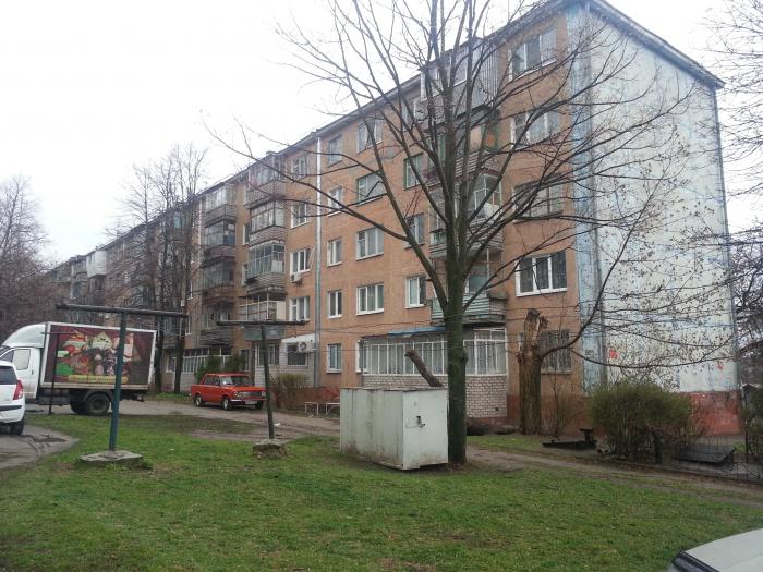 Соседи в недоумении: в Запорожье мужчина сбрасывал с балкона мебель и двери (ВИДЕО)