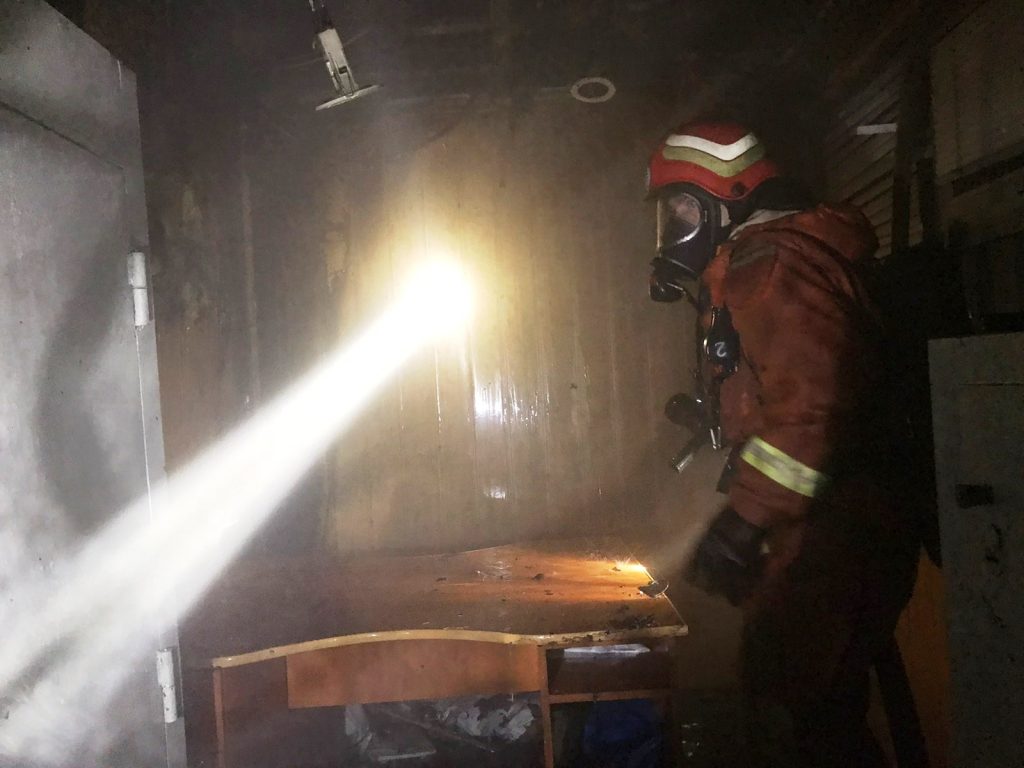 Пожар в запорожском торговом комплексе: на месте работали спасатели (ФОТО)