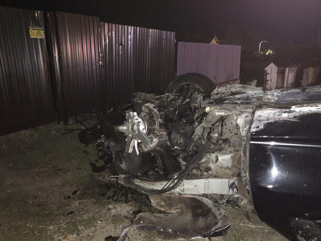 В Запорожской области Mercedes снес билборд и превратился в металлолом (ФОТО)