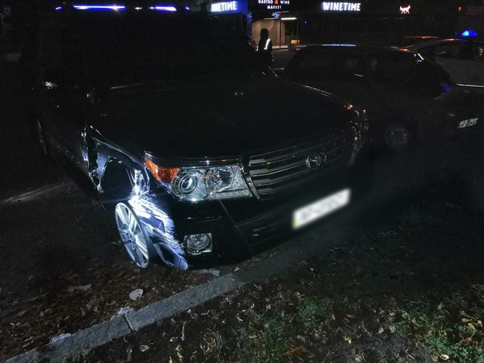 В Запорожье полиция устроила погоню за внедорожником, разбившим две легковушки (ФОТО)