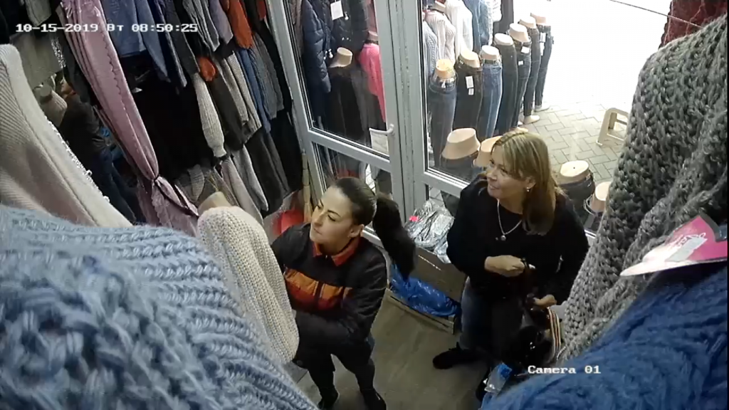 В Запорожье на рынке воровка «технично» украла телефон у продавщицы (ВИДЕО)