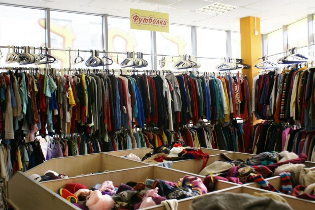 В Запорожье толпа «штурмовала» магазин секонд-хенда (ВИДЕО)