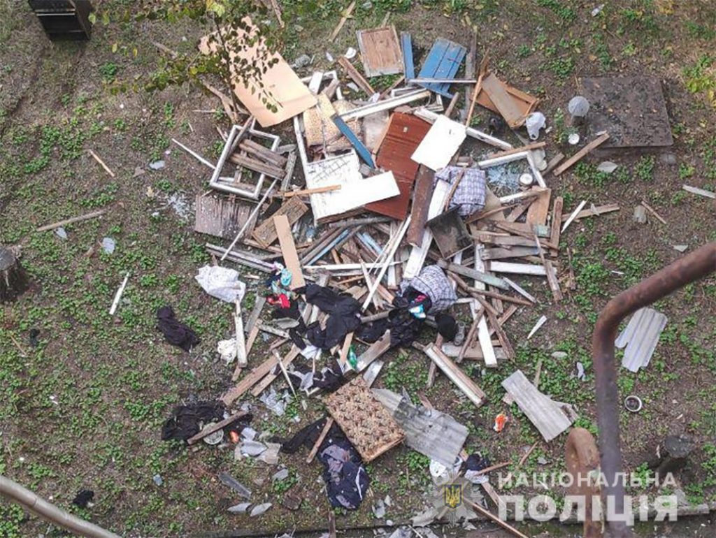 Полиция задержала и нашла наркотики у мужчины, который выбрасывал мебель из балкона (ФОТО)