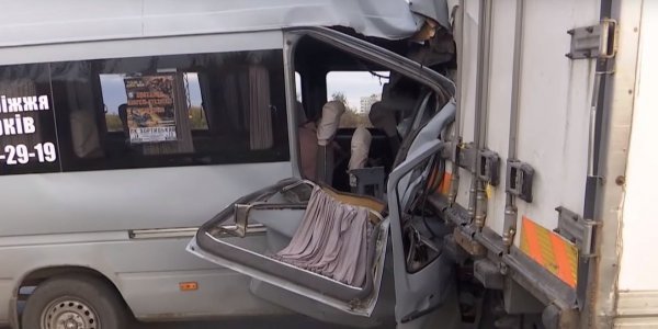 «Мы все считаем его виновным»: пассажирка маршрутки, влетевшей в фуру, рассказала подробности трагедии