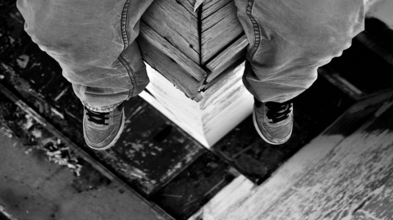 В Запорожье ребенок чуть не сорвался с крыши многоэтажки (ВИДЕО)