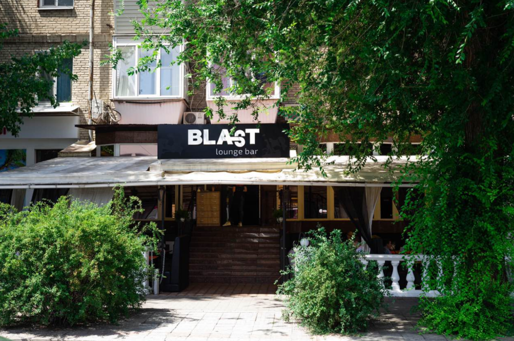 В Запорожье на бульваре Шевченко загорелось кафе (ВИДЕО)