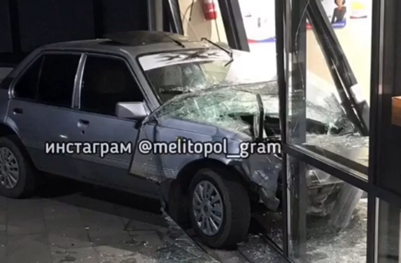 В Запорожской области легковушка протаранила «АТБ» (ВИДЕО)