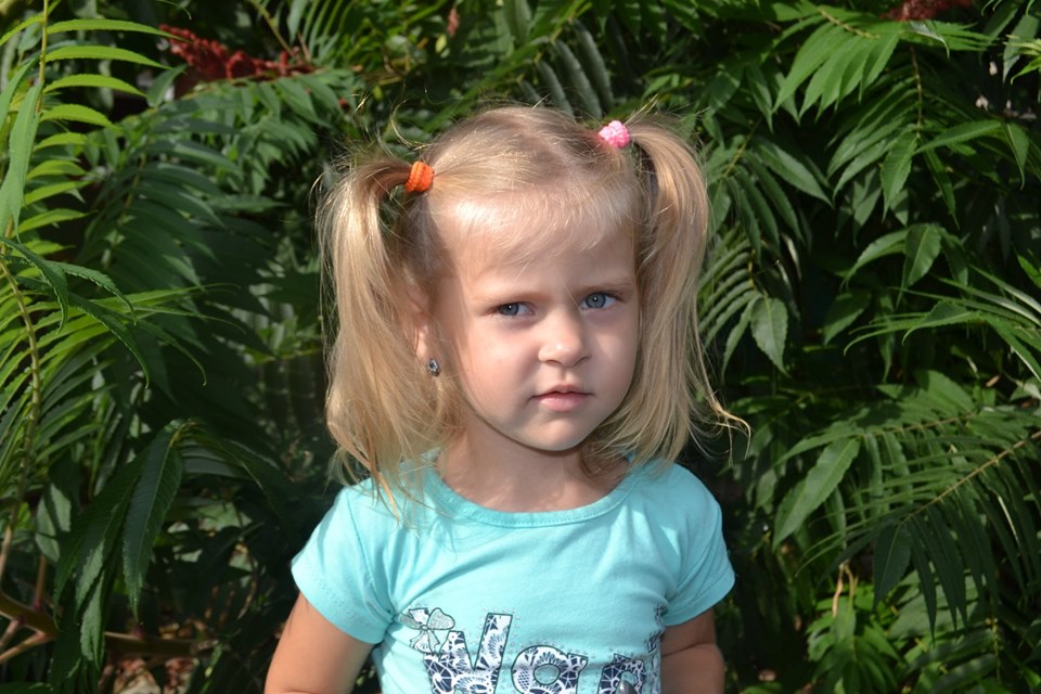 5 месяцев комы: в Запорожской области умерла 3-летняя девочка, которая подавилась косточкой