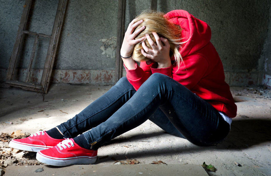 Мужчина принес в школу наркотики и уговорил школьниц попробовать: чем закончилась история