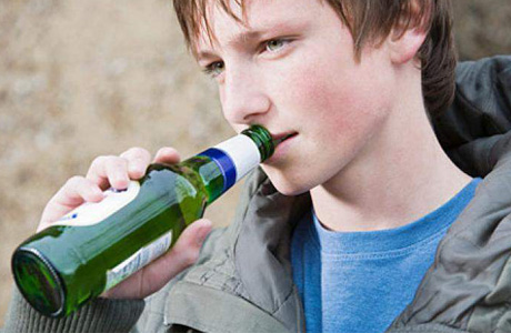 В Запорожской области девятиклассник выпил бутылку пива и потерял сознание: что решил суд