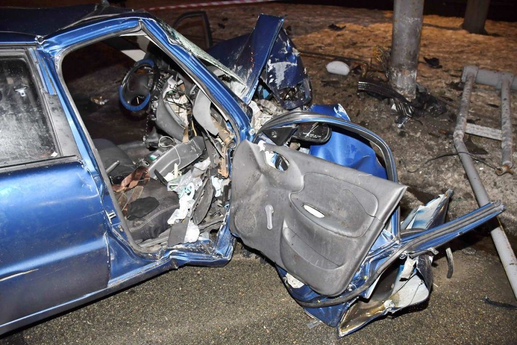 Авто вылетело в кювет и перевернулось: в Запорожской области водителя вырезали спасатели