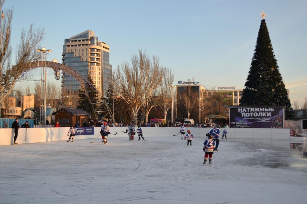 Локдаун вносит коррективы в новогодний городок на Фестивальной: катка может не быть