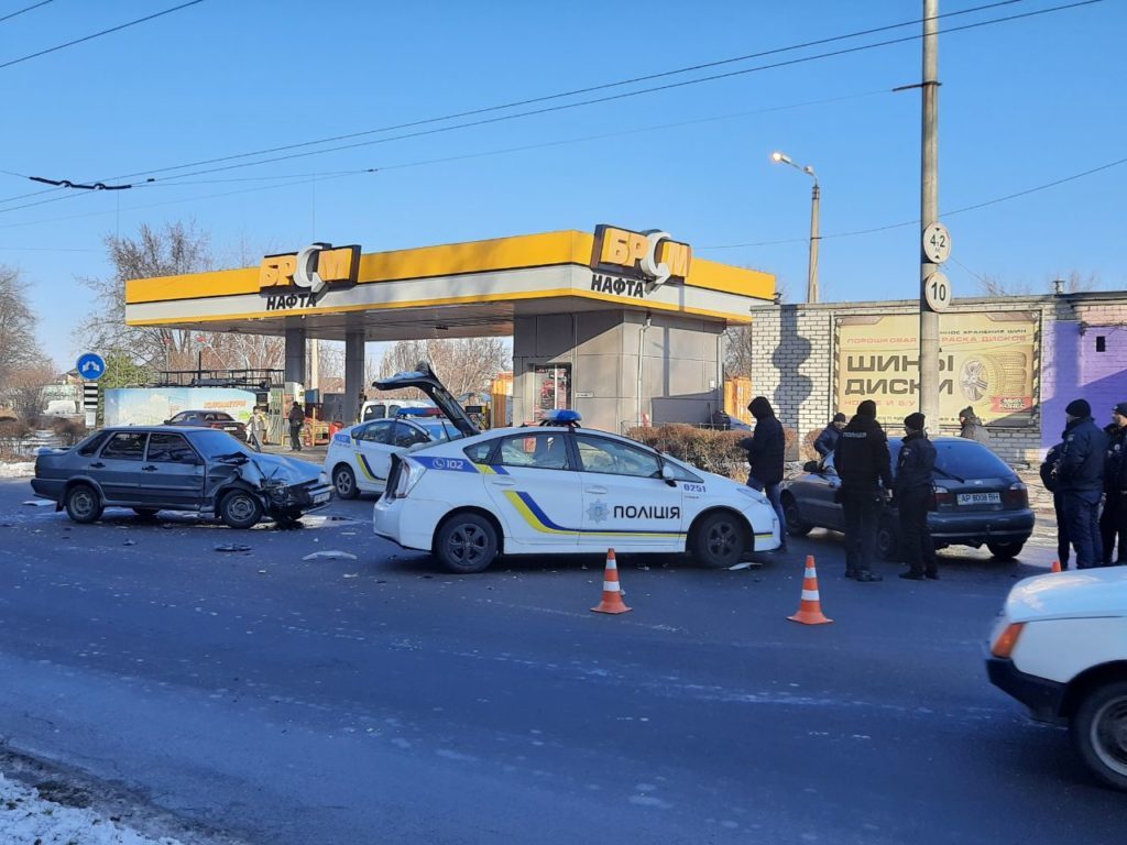Пришлось брать на таран: в Запорожье полиция догоняла нарушителей (ВИДЕО, ОБНОВЛЕНО)