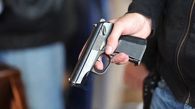 Два разбоя подряд: запорожец с пистолетом требовал коньяк и деньги у бармена и ограбил прохожего