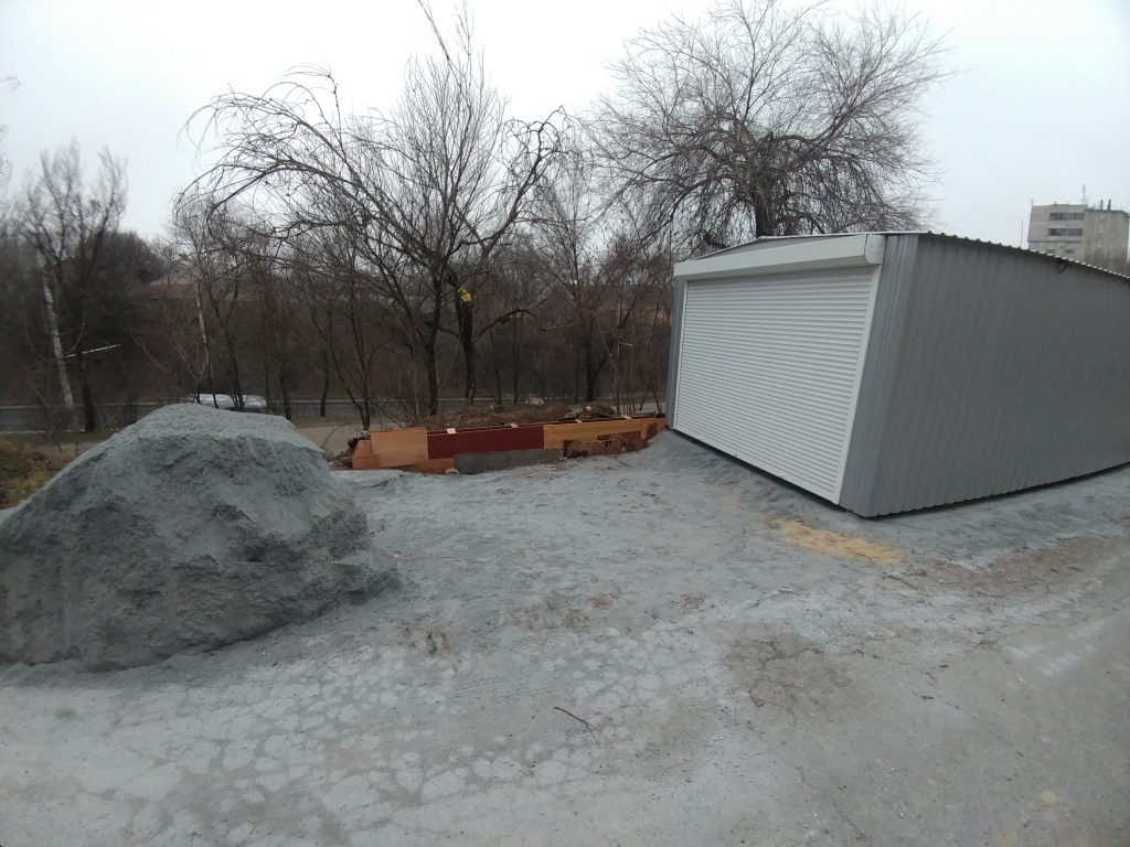 В Запорожье чиновники более двух недель не замечают незаконный гараж (ФОТО)