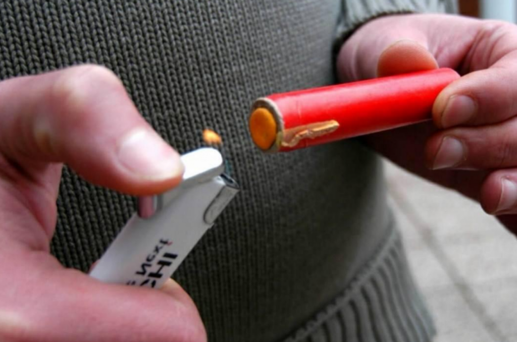 Подростки бросали петарды в толпу запорожцев на остановке: в сети опубликовали их фото