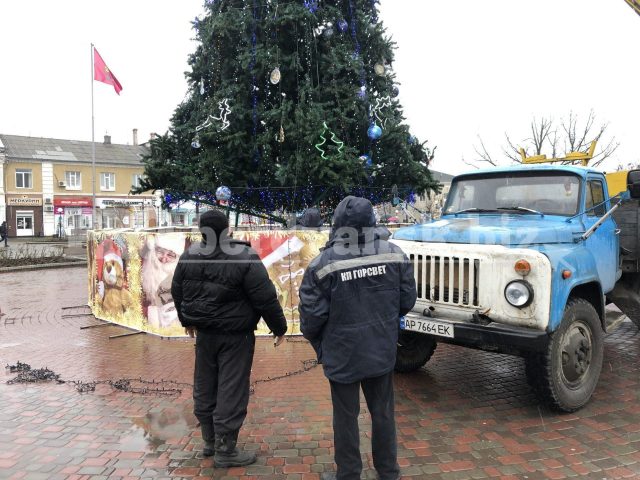 В Запорожской области за украденные с ёлки игрушки открыли уголовное производство (ВИДЕО)