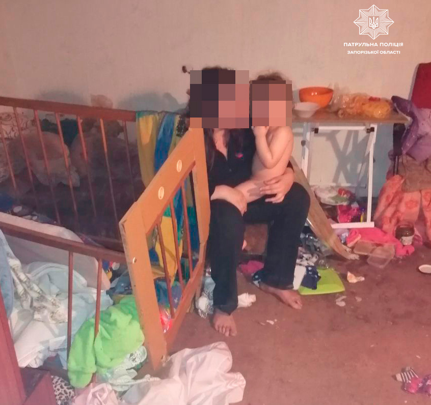 На глазах у малышей мужчина избивал их мать: в Запорожье соседи вызвали полицию (ФОТО)