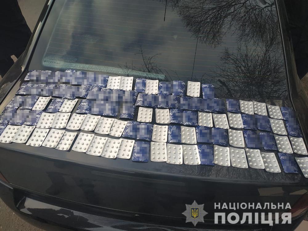 Особо крупные размеры: в Запорожье поймали мужчину с запрещенными таблетками (ФОТО)