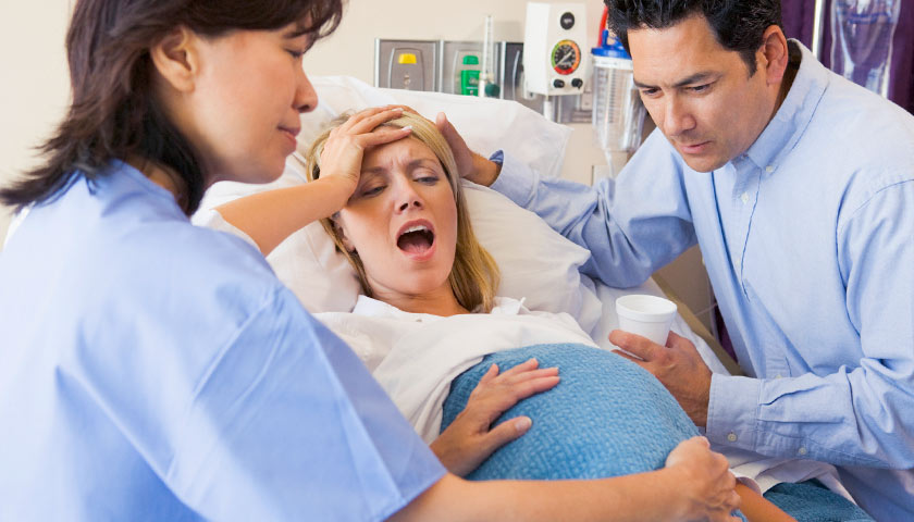 В родильных домах Украины запретят брать деньги с рожениц (ВИДЕО)