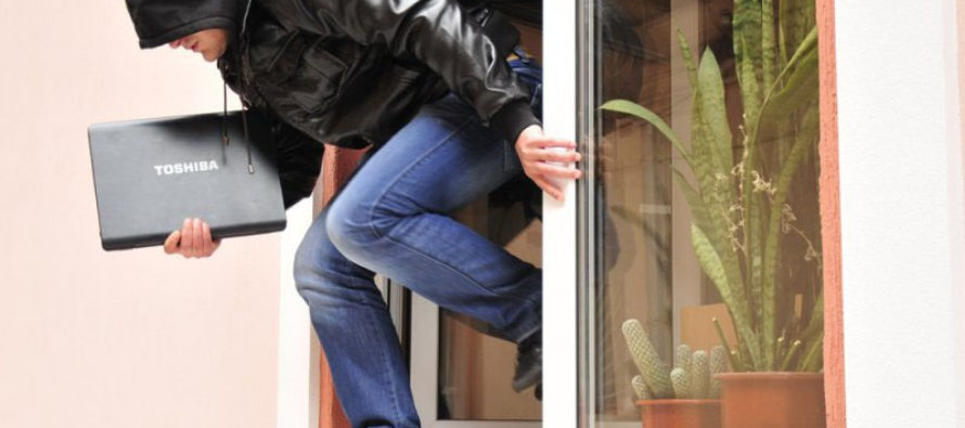 В Бердянске студент украл ноутбук из библиотеки и сбежал через окно: опубликовано ВИДЕО