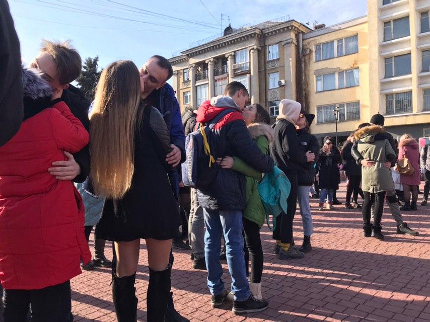 Массовый поцелуй и сердце из авто: как в Запорожье отметили 14 февраля (ФОТО, ВИДЕО)
