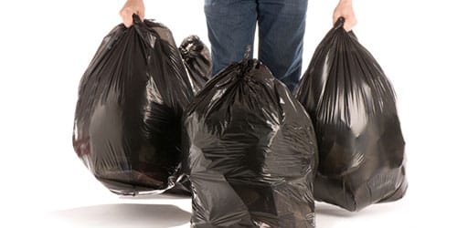 Думал, что никто не узнает: в Запорожье мужчина оставлял мусор посреди улицы (ВИДЕО)