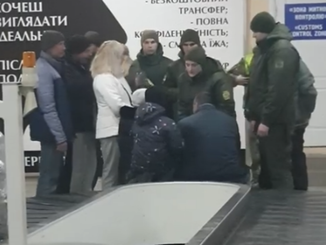 «Это была последняя капля»: пассажиры рассказали причину драки в аэропорту Запорожья (ВИДЕО)