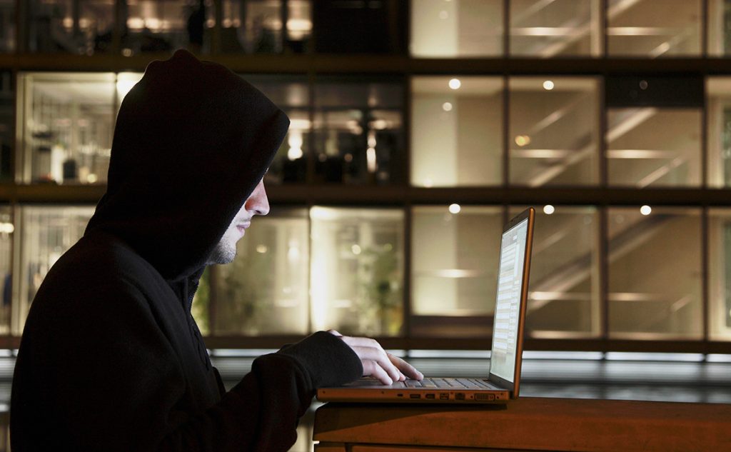 Пропонують легкий заробіток: запоріжців попереджають про шахраїв