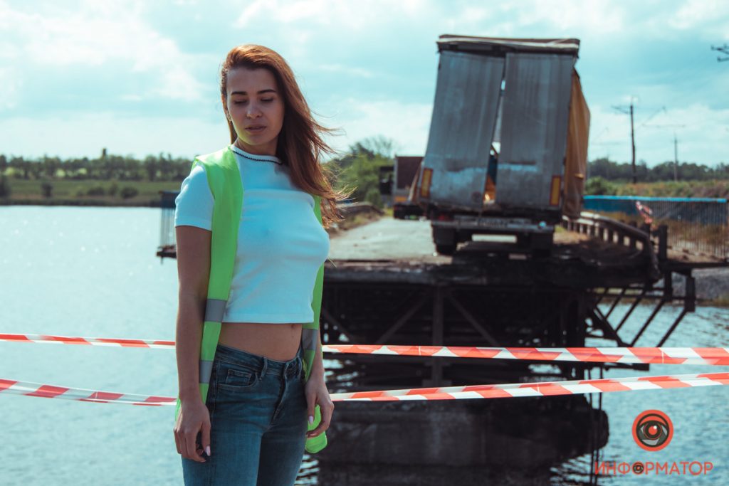 Девушка из Днепра разделась на развалившемся мосту (ФОТО, ВИДЕО)