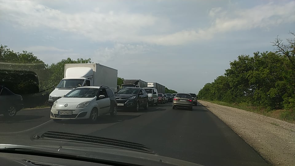 Под Запорожьем на трассе огромные пробки: машины стоят по 2 часа (ФОТО, ВИДЕО)