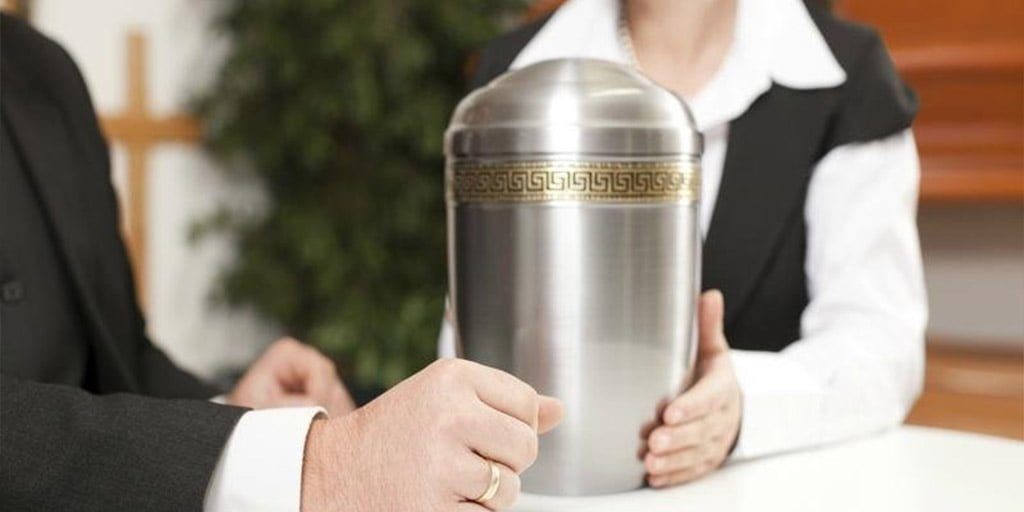 Запорожцам предлагают услугу захоронения урн с прахом умершего: сколько это стоит