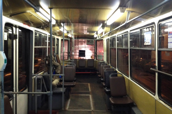 В Запорожье подростки покурили в трамвае и разбили окно (ВИДЕО)