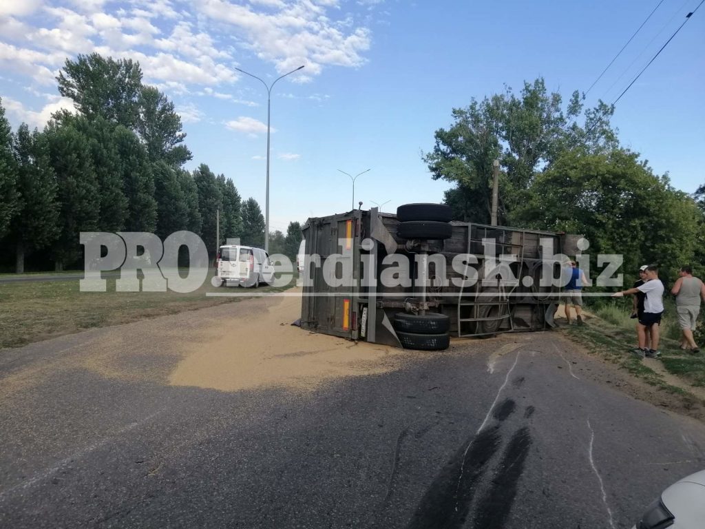 «Засеял» всю дорогу: в Запорожской области КАМАЗ на ходу потерял прицеп (ФОТО)