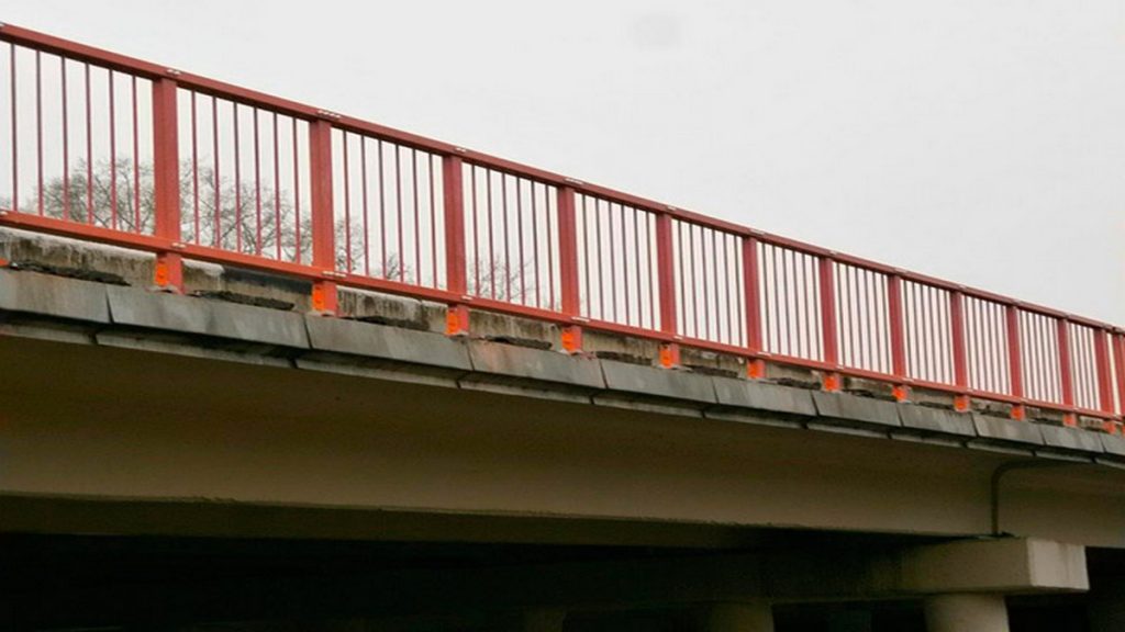 Под Запорожьем с моста сбросили мужчину: его дочь ищет свидетелей