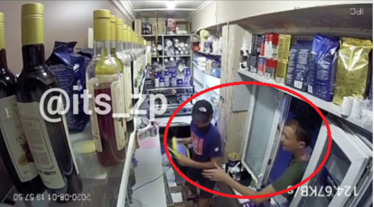 «Где касса?»: в Запорожье подростки вломились в кофейный киоск (ВИДЕО)