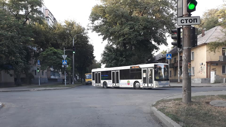 Запорожец пожаловался на перекресток, где автобусы едва не совершают ДТП (ФОТО)