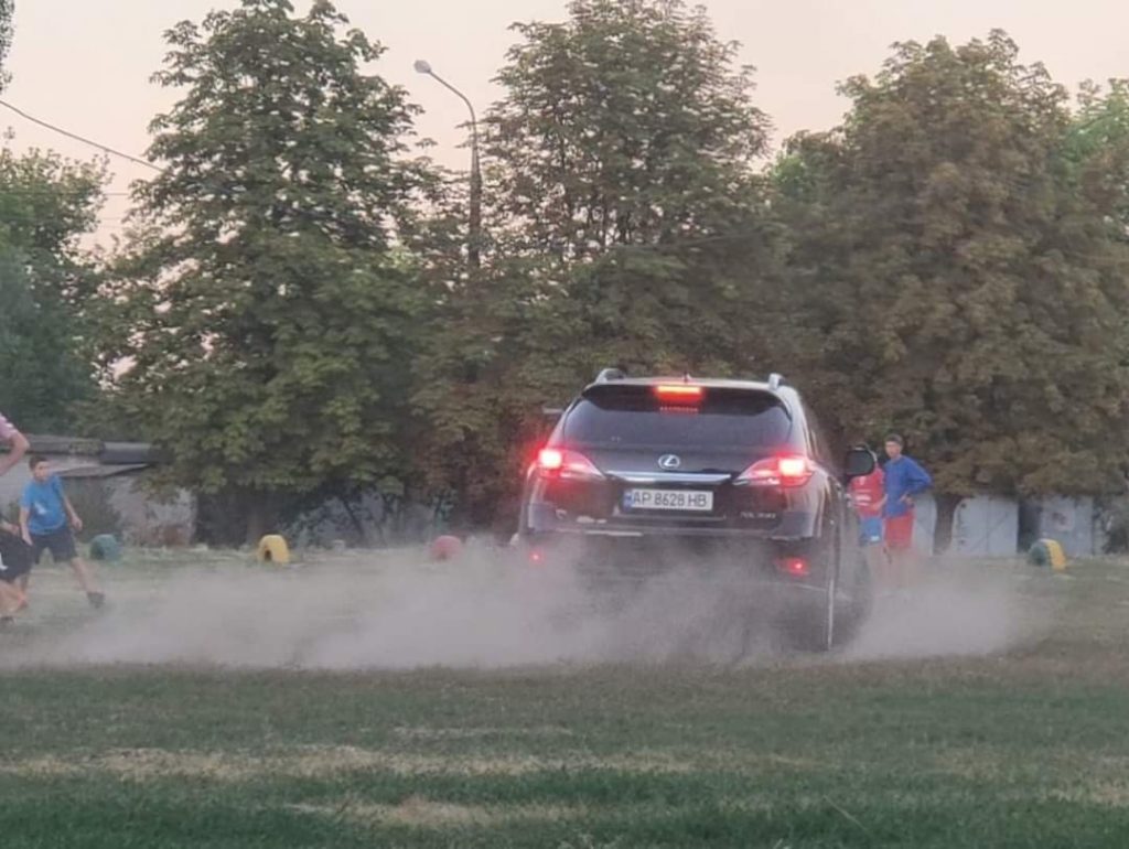 В Запорожье водитель на Lexus решил «поиграть» в футбол на школьном стадионе (ФОТО, ВИДЕО)