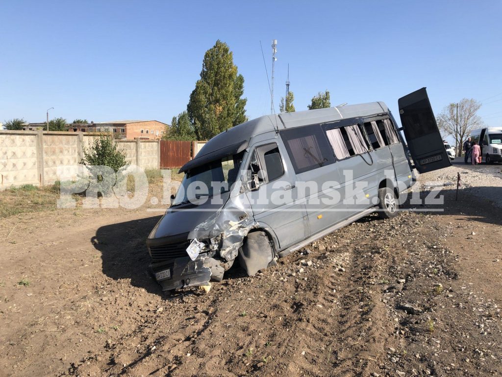 В Запорожской области на трассе столкнулись грузовик и маршрутка: есть пострадавшие (ФОТО)