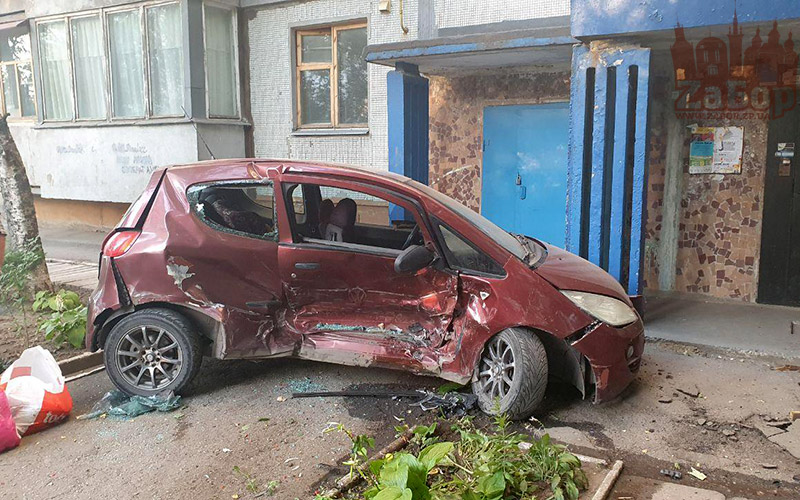 Врезался в авто и снес лавку: в Запорожье водитель на скорости «залетел» во двор (ФОТО)